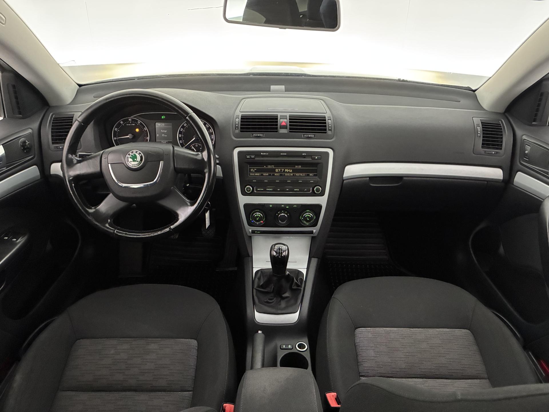 Skoda Octavia 1.8 TSI Ambiente 2010, kuva 7/24