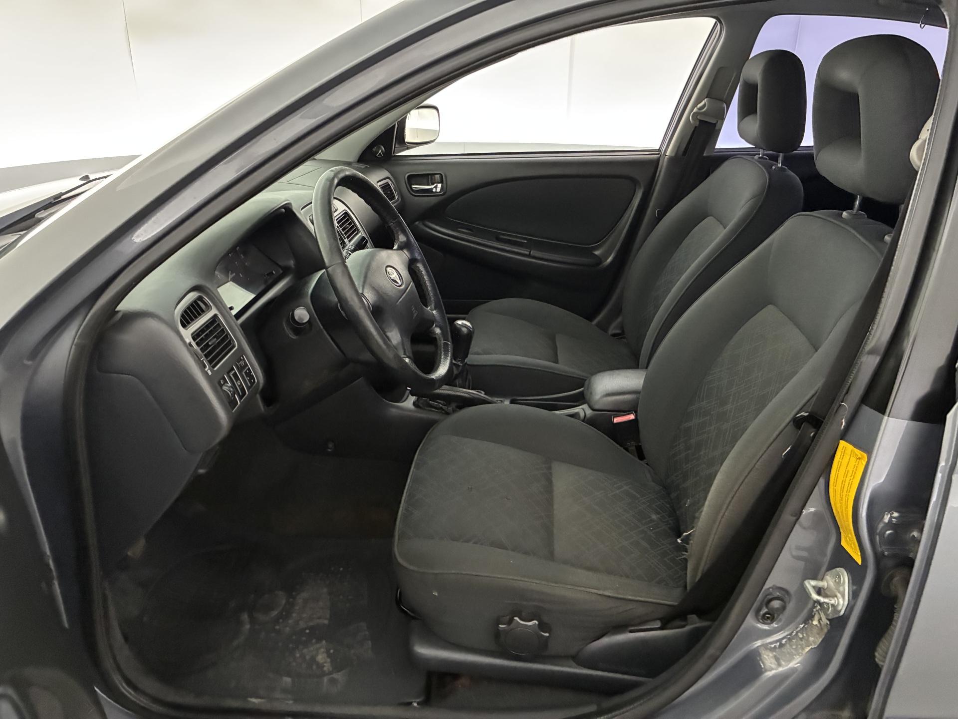 Toyota Avensis 1.6 VVT-i Linea Terra AC 2002, bild 7/24